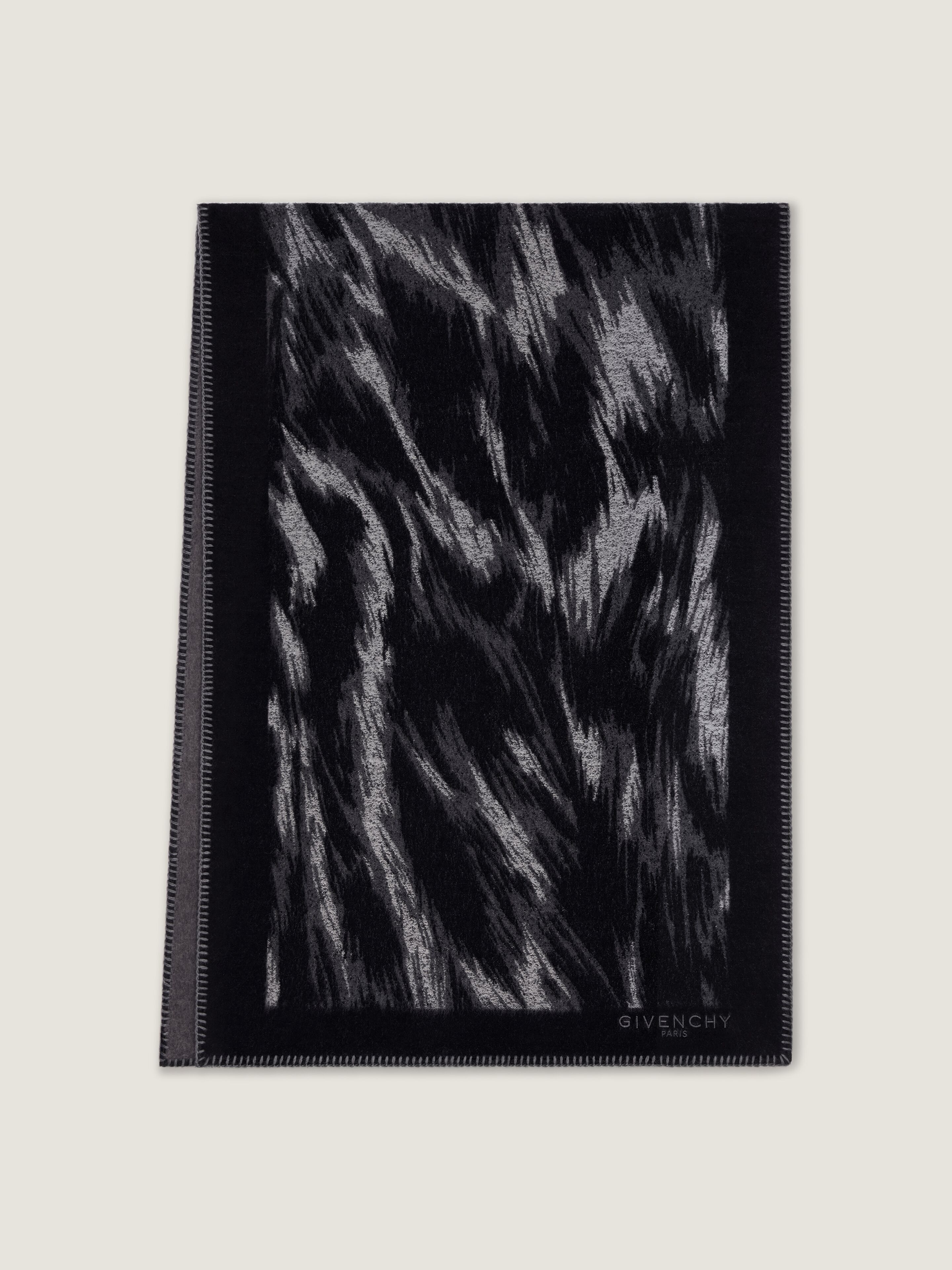 Scarf in wool jacquard with animal print